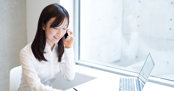 オフィスで電話をかける女性