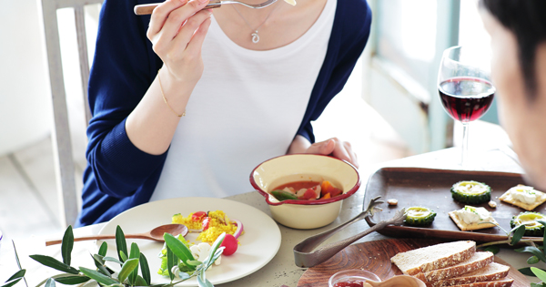 ヘルシーな食事をするカップル