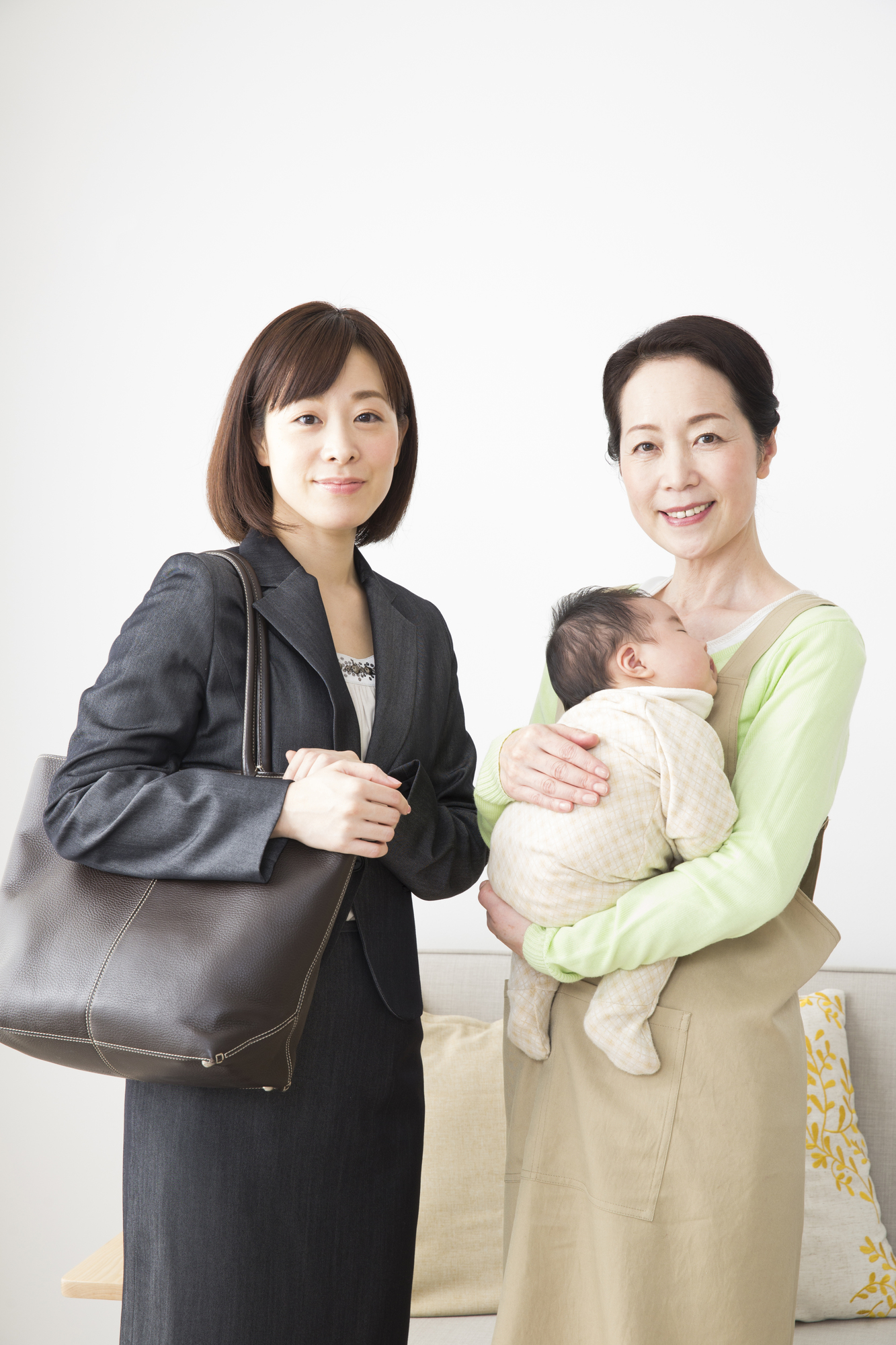 スーツ姿の女性と子供を抱える女性