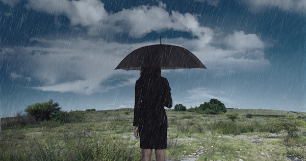 激しい雨の場合は長傘を