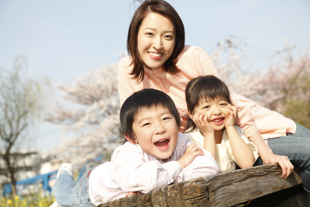 笑顔の母親と子供たち