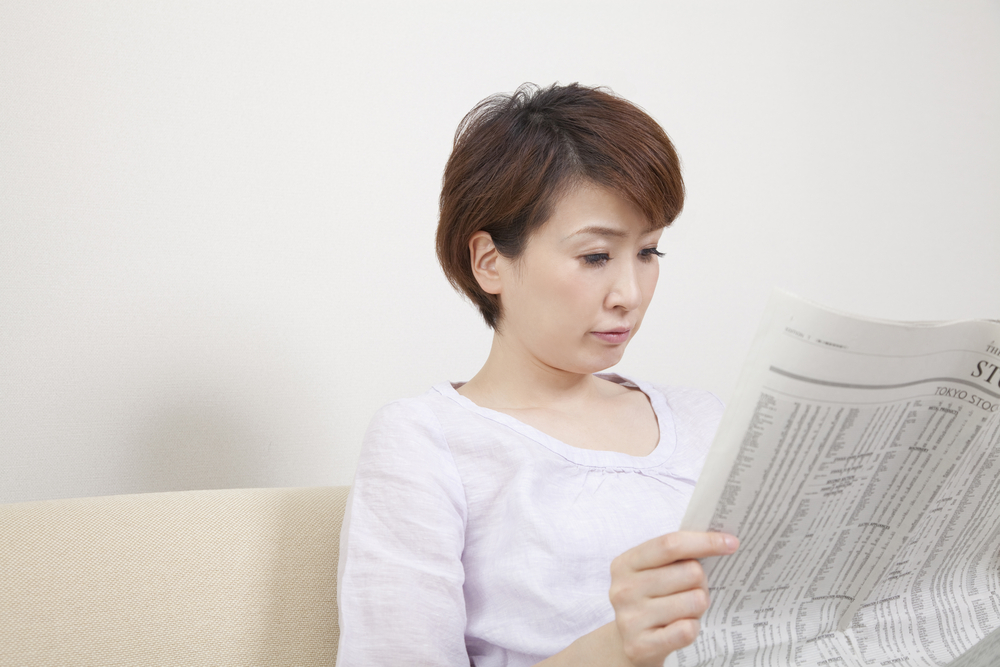 新聞を読む女性