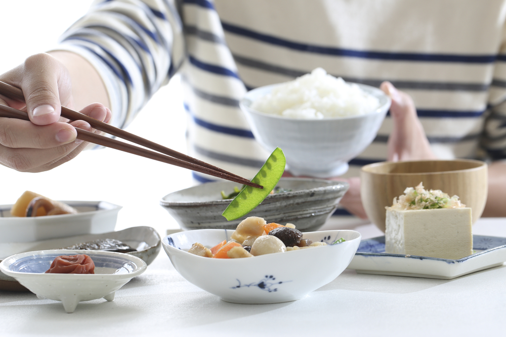 ご飯を食べる女性