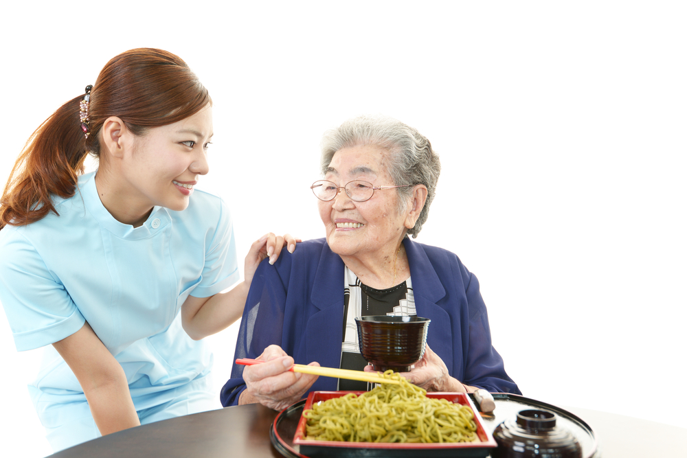 老婦人と話す介護職の女性