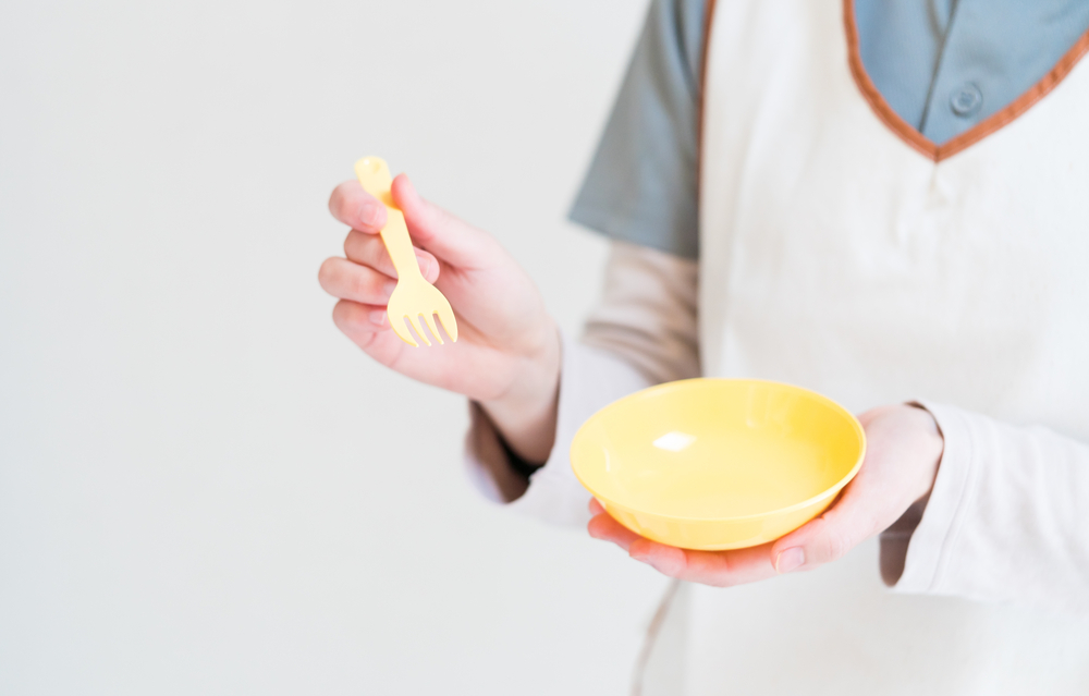 食事を与える介護職の女性