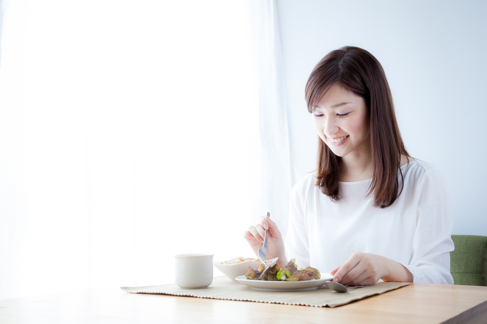 サラダを食べる女性