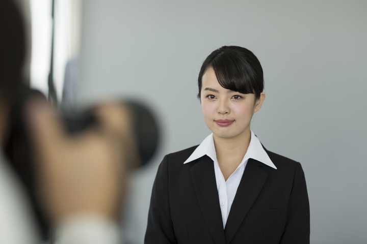 履歴書用の写真を撮影する女性