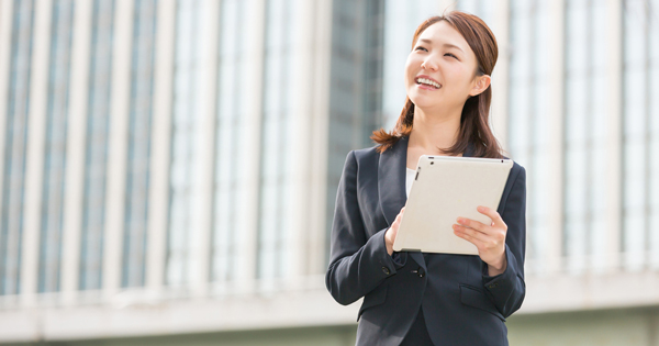 書類を持つスーツの女性