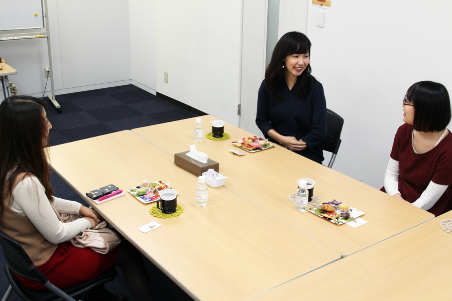 座談会中に会話する相川さんと原田さんと金井さん